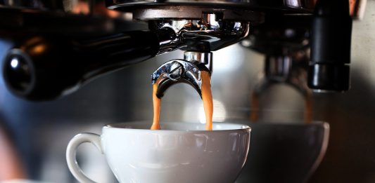 איך מתמודדים עם נזילת מים ממכונת הקפה?