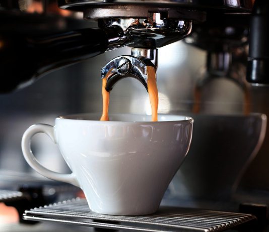 איך מתמודדים עם נזילת מים ממכונת הקפה?