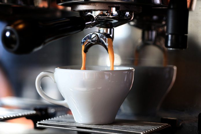 איך מתמודדים עם נזילת מים ממכונת הקפה?