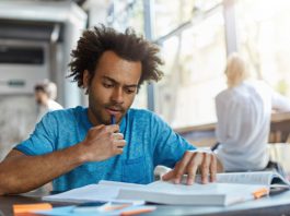 מסיימים את התואר עם עבודות סמינריוניות מנצחות